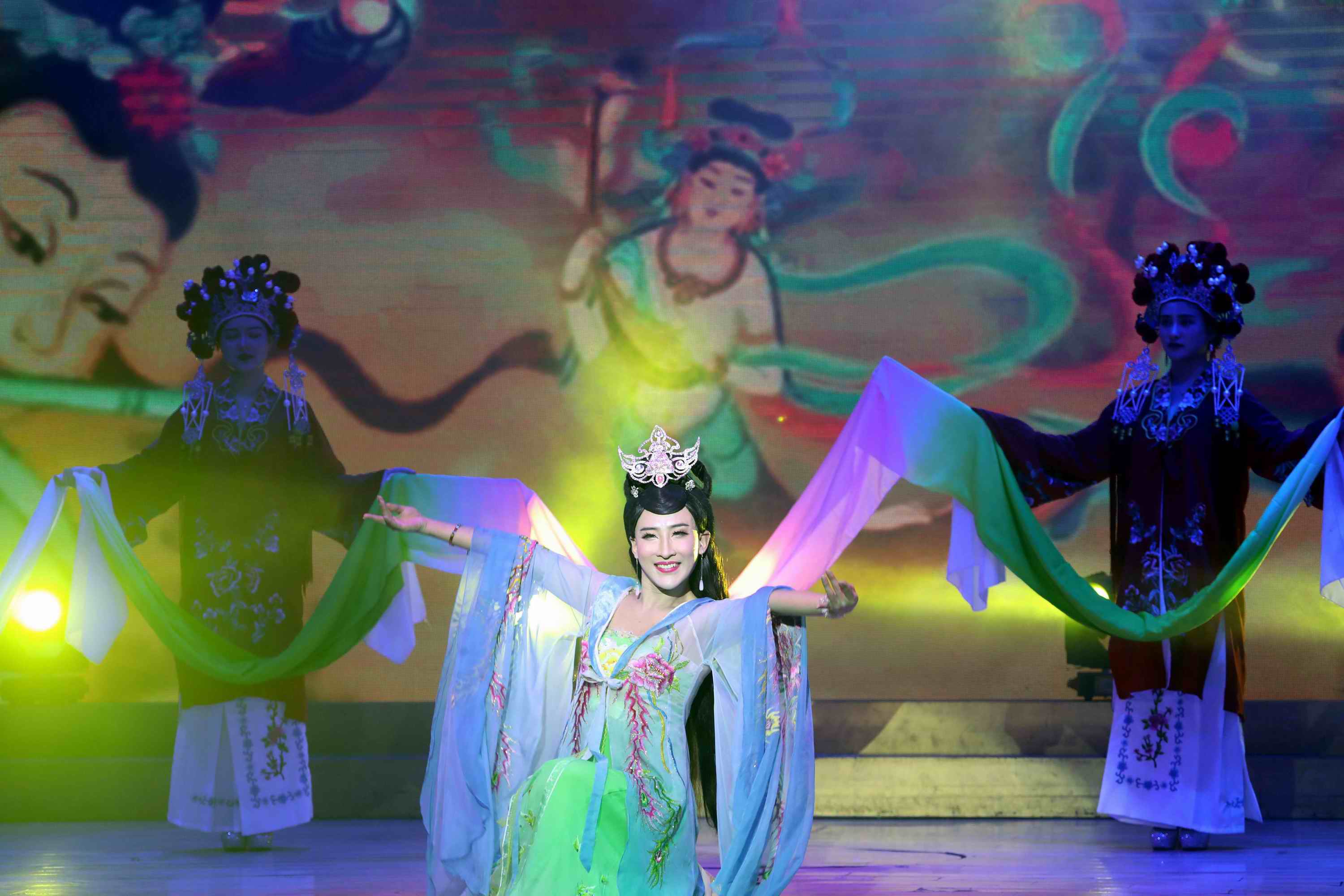 在优雅动听的古典乐曲中,"她"的敦煌飞天舞非常精彩,精彩节目在舞台