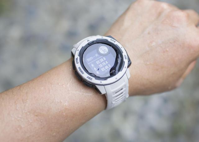 佳明instinct开箱评测复古外观军规标准打造硬核智能运动手表