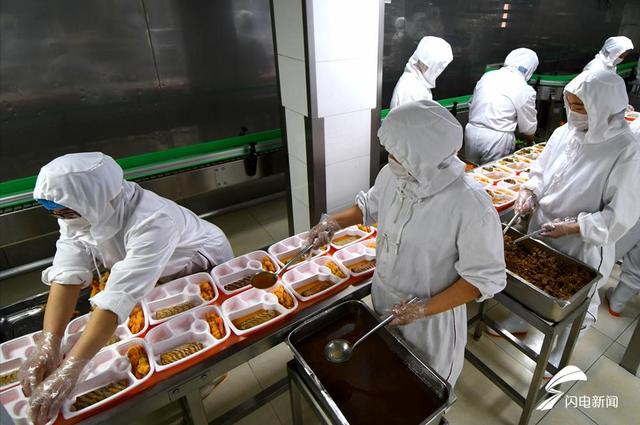 组图:探访青岛高铁大"厨房" 高铁盒饭是这样做出来的