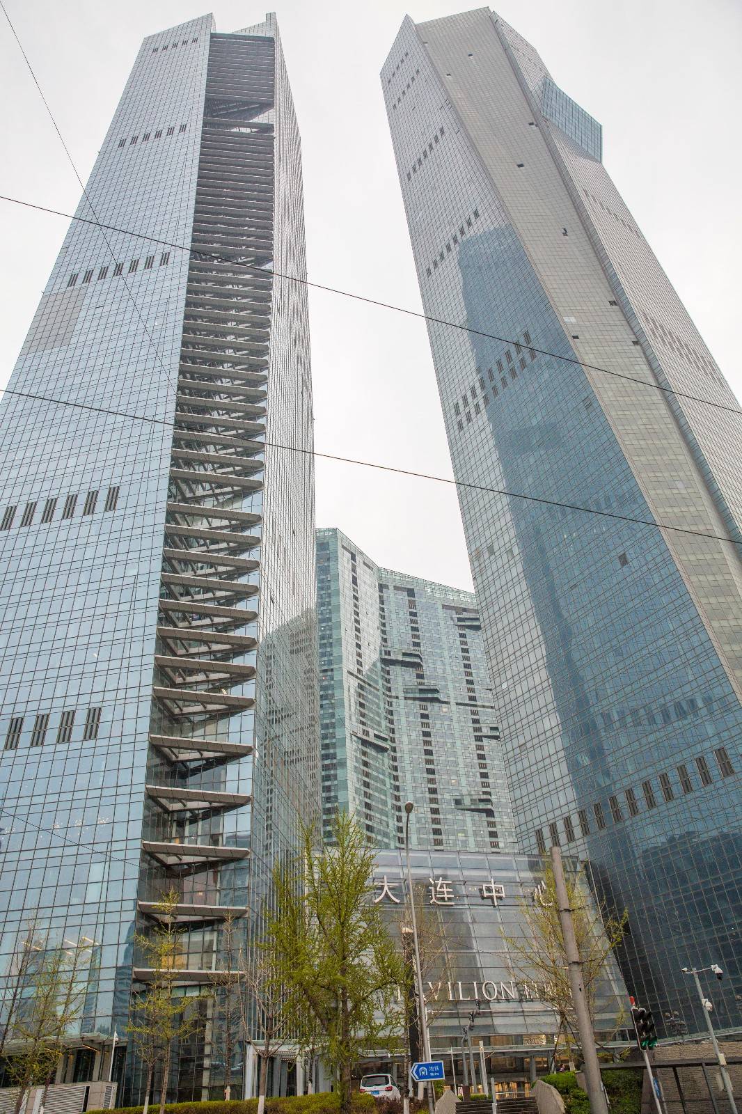 山水s酒店大连希望广场青泥洼桥店,东面临近繁华商业圈青泥洼桥,南面