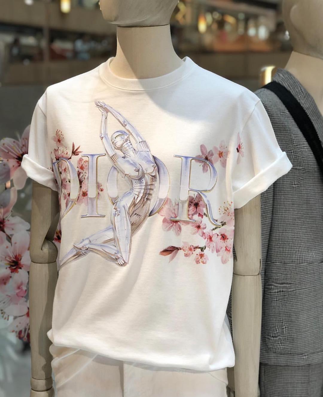 dior x 空山基早秋系列进驻香港!