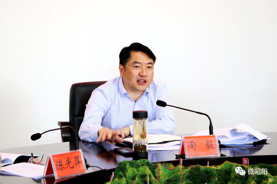 区委常委扩大会专题研究脱贫攻坚扫黑除恶等工作