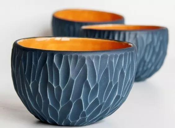 剪纸装饰,方法很简单,将剪纸贴在坯体上,上完釉揭下就ok了.