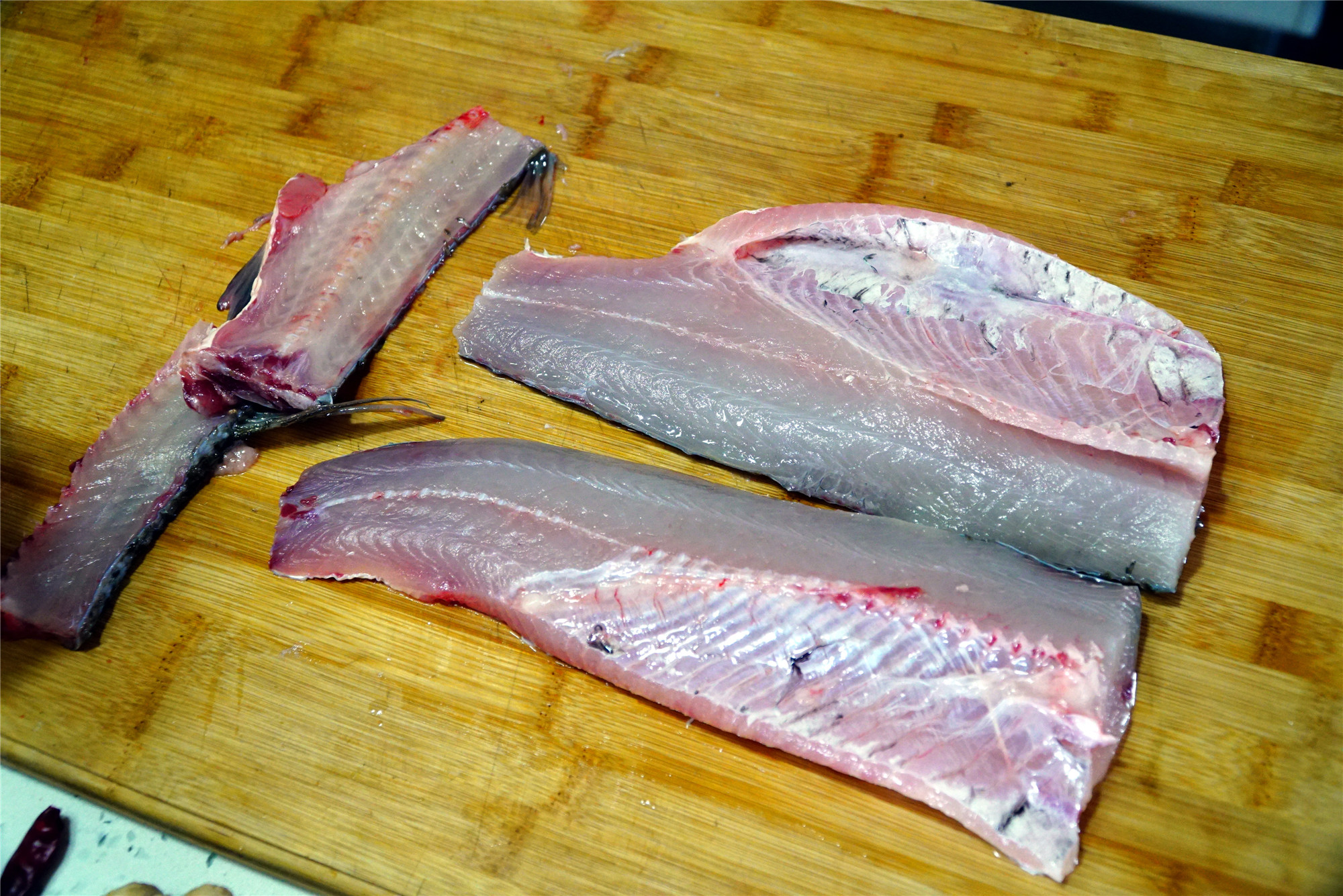 第一步:处理鱼,我在这里简单讲一下片鱼片的步骤,不管是草鱼,鲤鱼