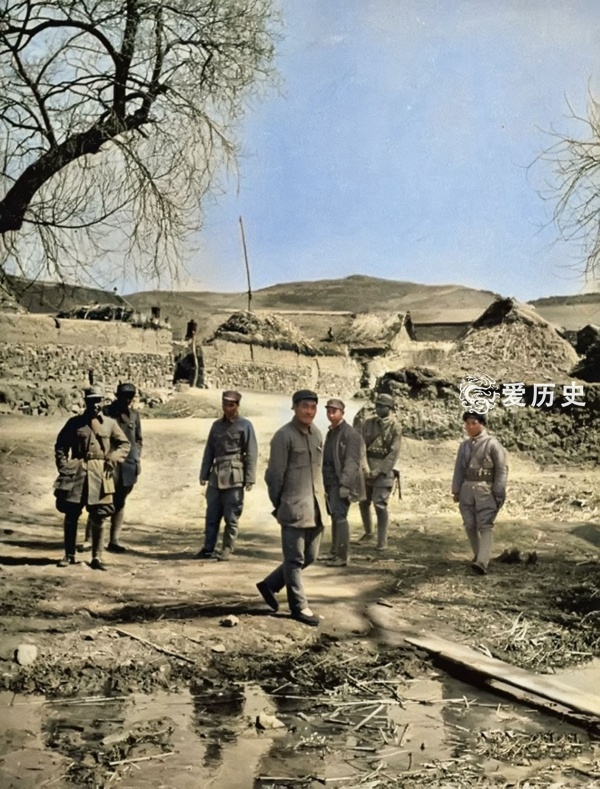 根据中央指示,肖华担任了南满军区政委,程世才任司令,后改称辽东军区