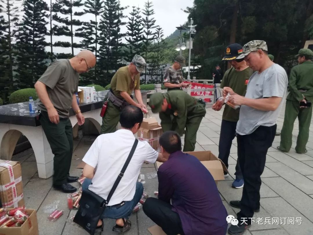 同一天下午,參戰老兵安振江也帶領著自己的團隊,將一千五百支電子蠟燭