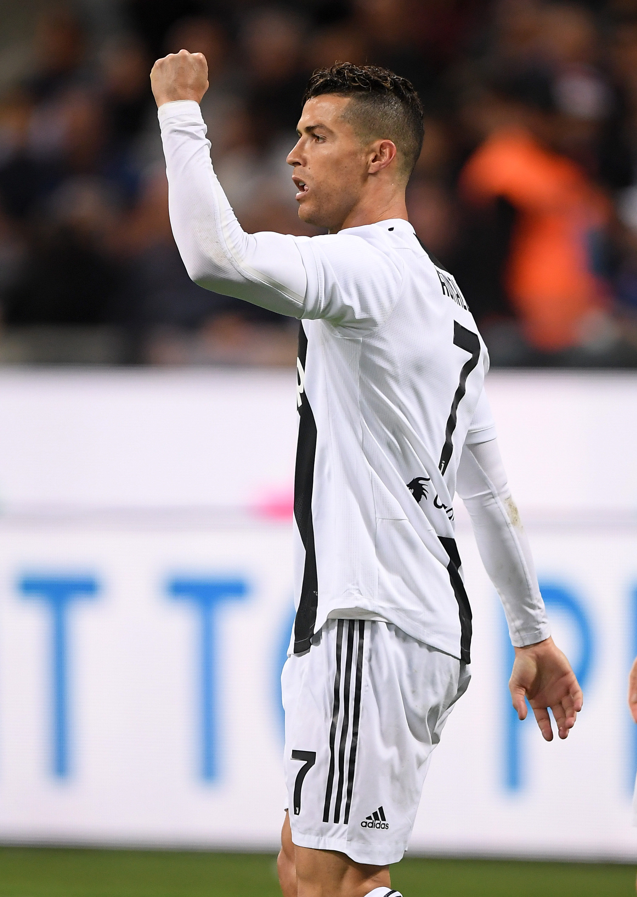 图为尤文图斯队球员克·罗纳尔多在比赛中争顶.