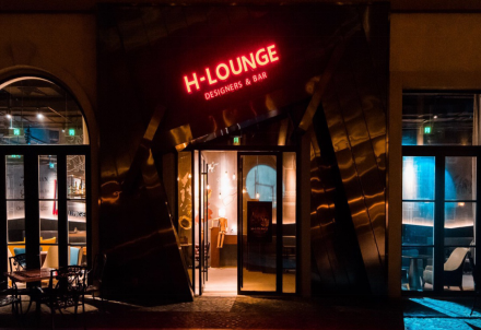 此外,位于西海岸的青岛红树林度假世界酒吧街,将在今年五一开放首批