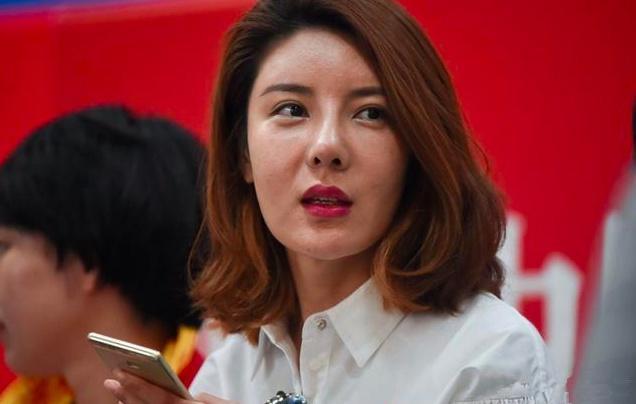 曾两次改姓的奥运冠军,嫁小四岁老公,被质疑整容,现37岁颜值高_杜丽