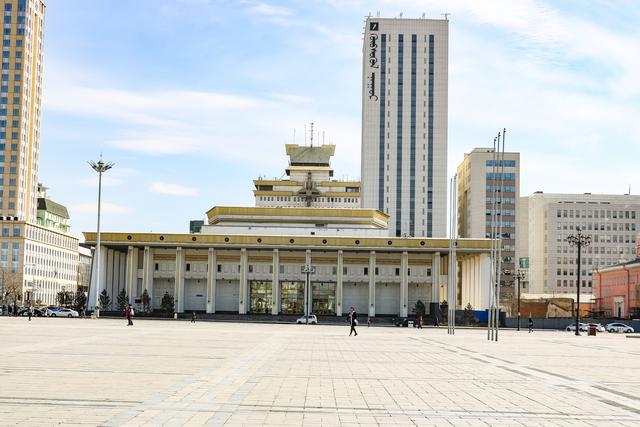 蒙古的重要活动都在这里举行,虽然面积不大,但周围分布了国家宫(总统