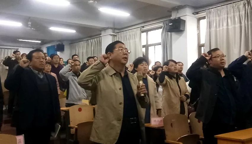 宁晋中学校长王瑞中带领全体高三教师进行了宣誓,号召高三教师全力以