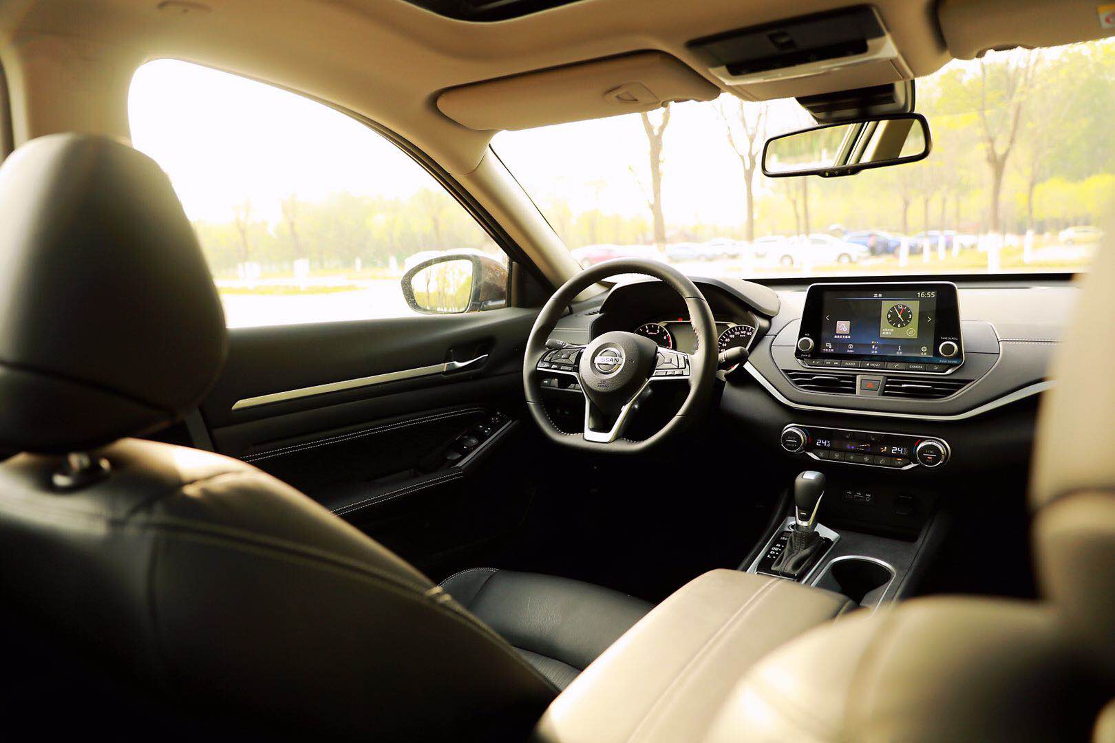 很多媒体对第七代天籁内饰方面的评价是居家,而笔者认为实用这个词