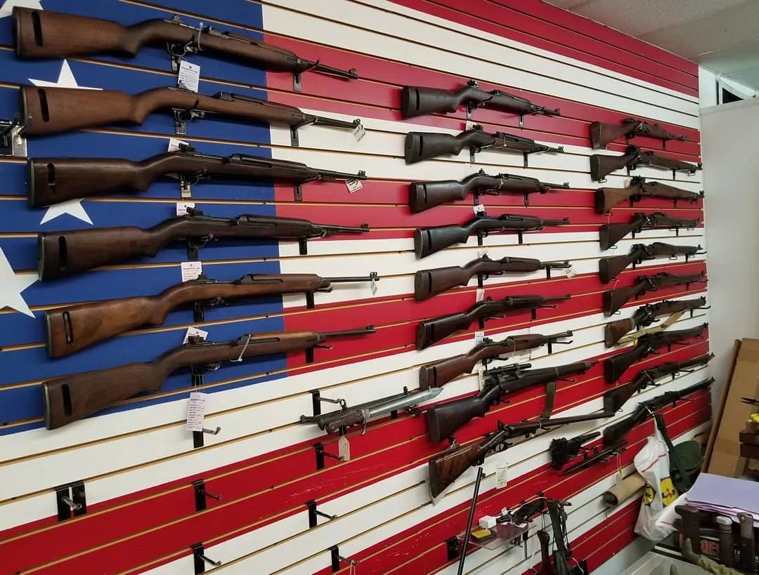 越老越有味儿给大家看看在美国枪店里摆的那些老枪