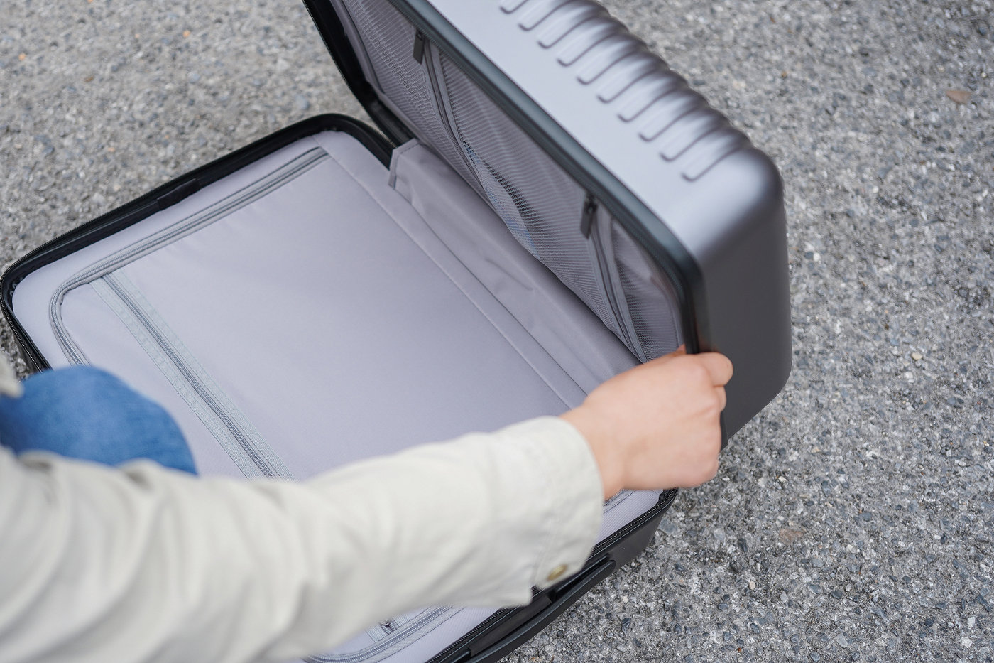 ▼用户可以根据自己的习惯使用分区收纳,这样行李箱内部更加整洁美观.