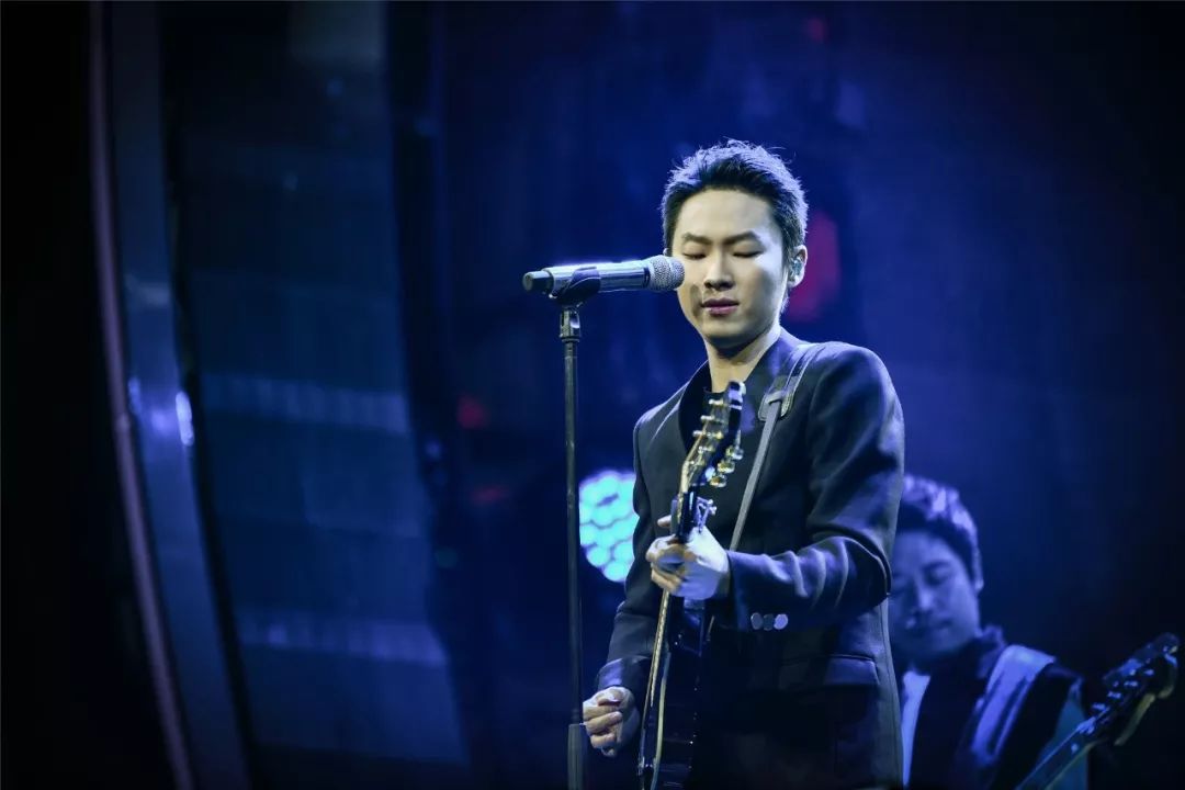 梁博唱作新曲《黑夜中》 越听越睡不着