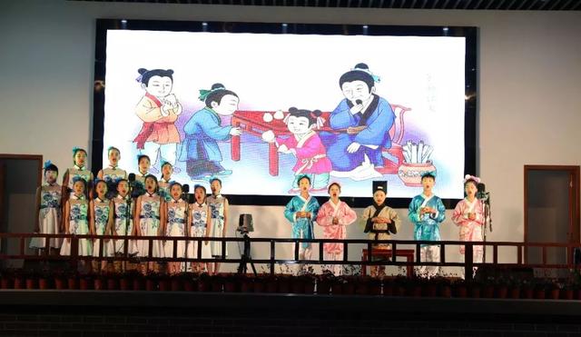师生们结合传统文化元素打造了古风节目表演唱《孔融让梨》,舞蹈