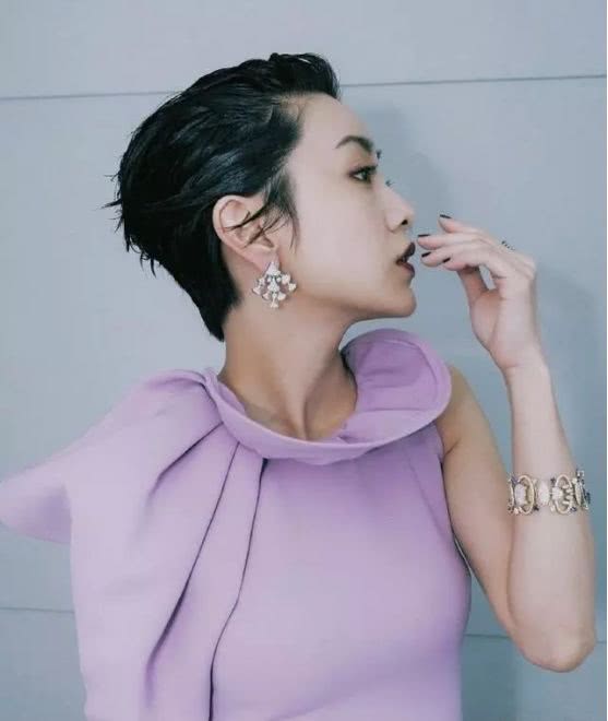 在《北京国际电影艺术节》的闭幕式上,郭采洁一袭紫色长裙出席红毯