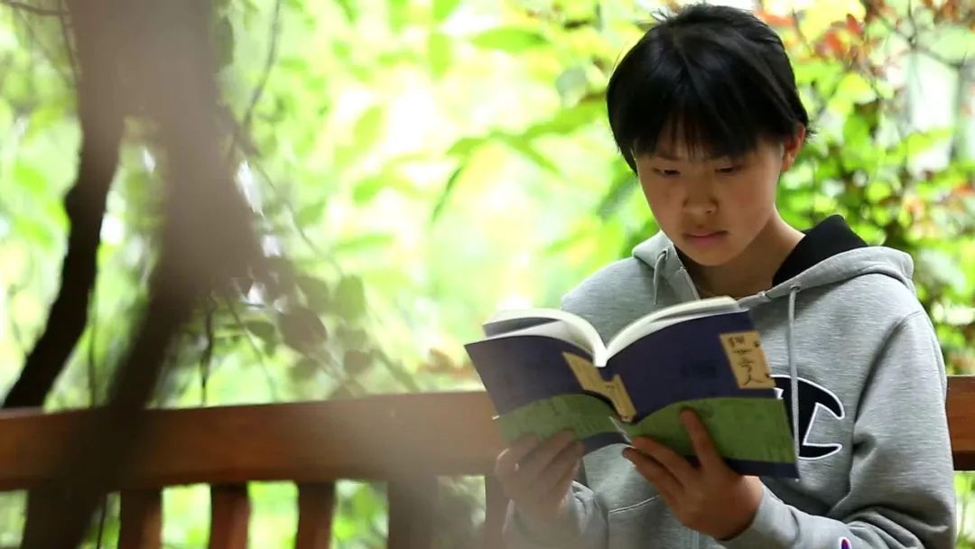 喜欢文学的杨乐君同学想要把《俗世奇人》送给妈妈