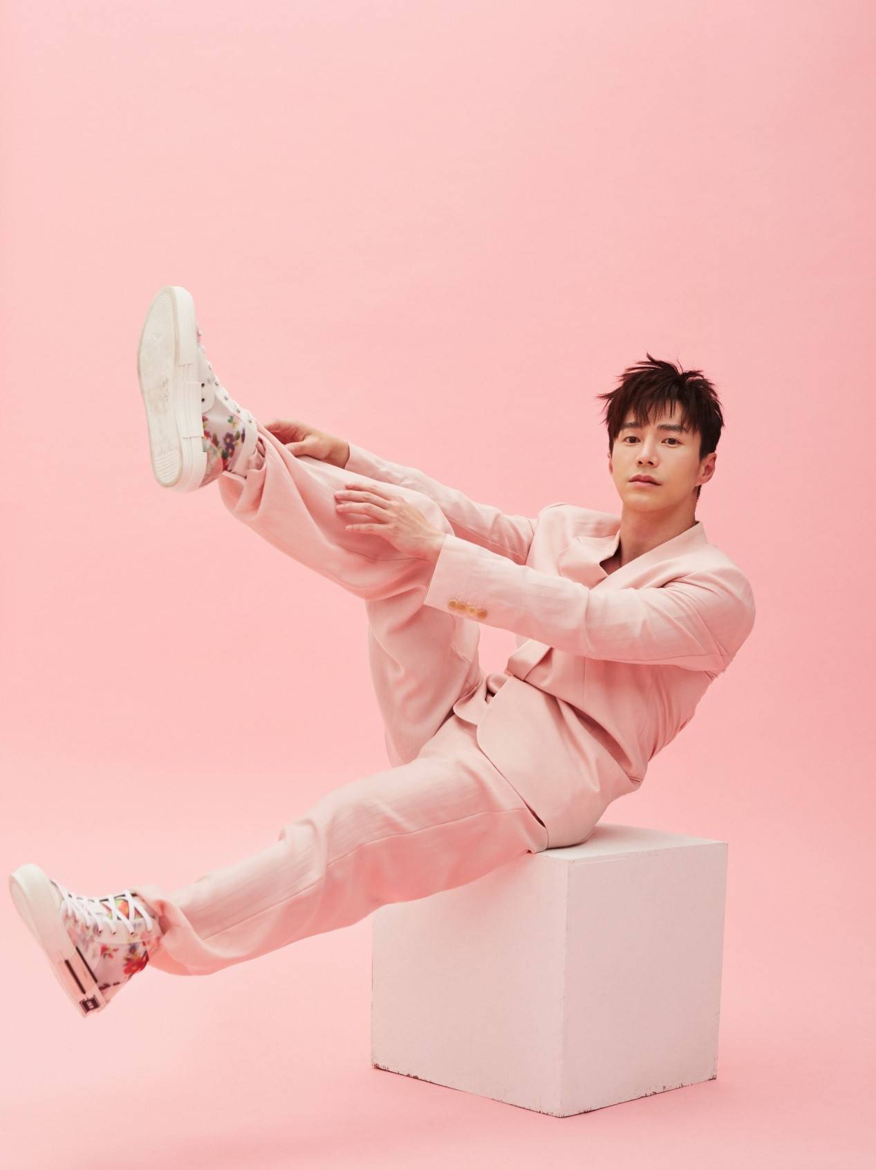 而换上现代装的王冠逸让大家看到了他挺拔修长的完美身材