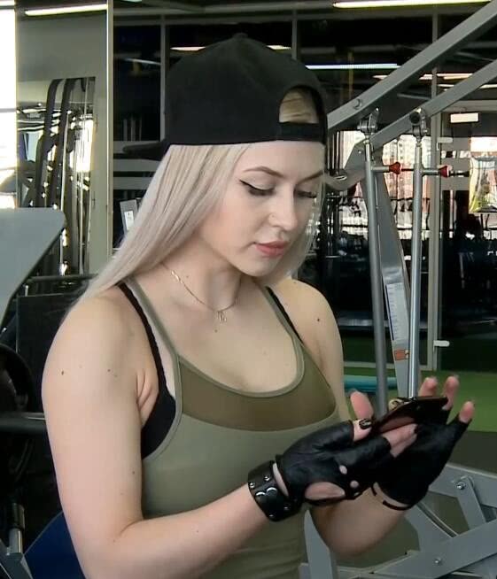 在这其中,有57000人把票投给了赫拉玛佐娃,帮助她登上了"全俄最