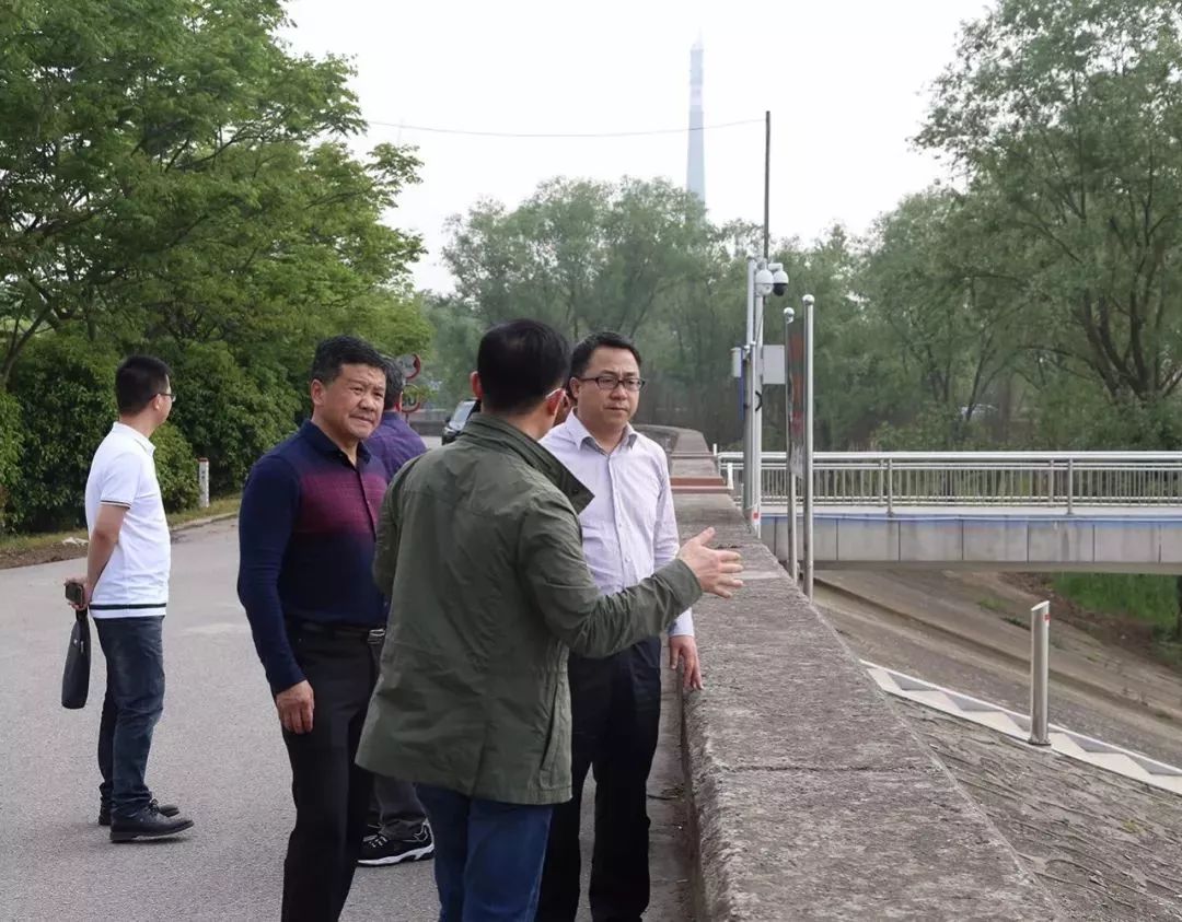 随后,张连春区长检查了长江板桥河入江口至秦淮新河入江口段水质,板桥