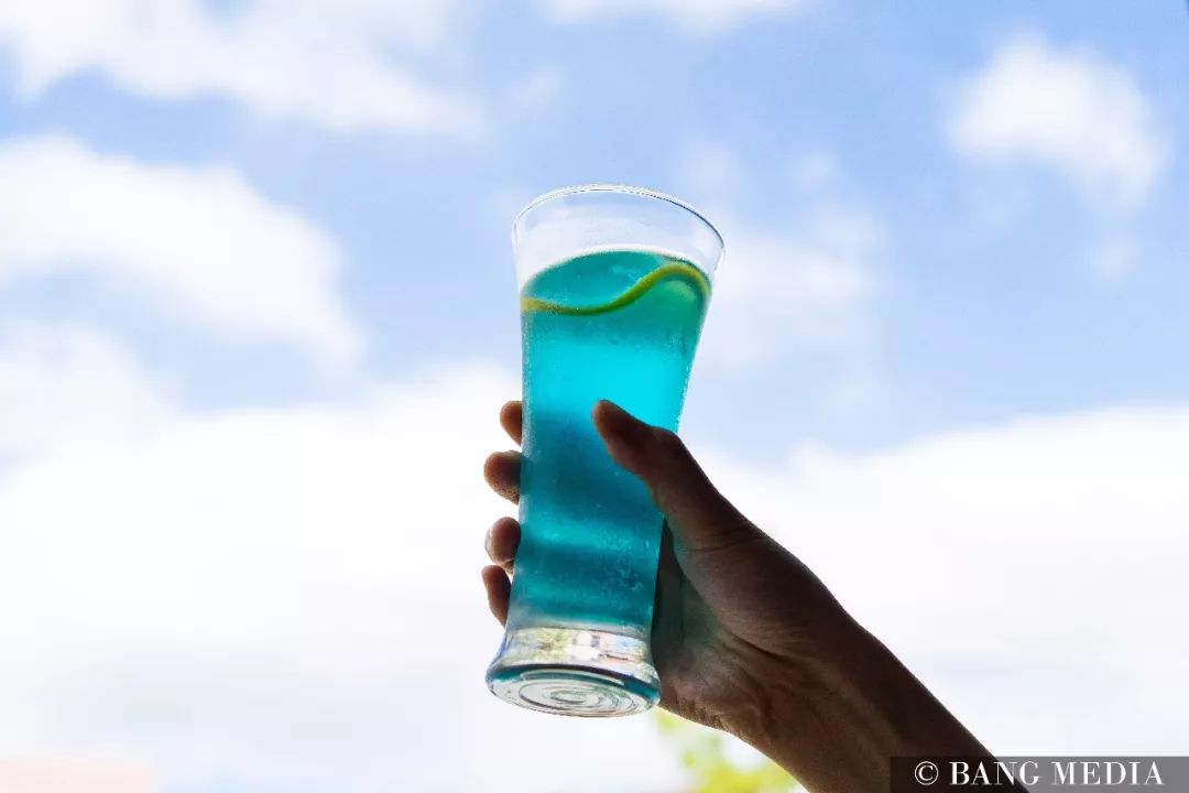 拿着杯子举向天空,在蓝天白云的映衬下,幽蓝的颜色是不是显得这杯饮料