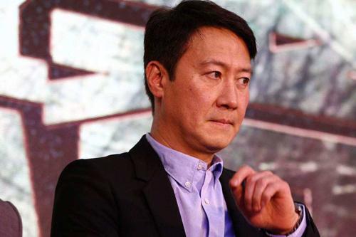 原创52岁黎明近照曝光皮肤松弛一脸疲态发际线太抢眼