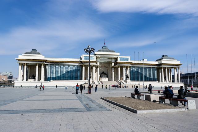 蒙古的重要活动都在这里举行,虽然面积不大,但周围分布了国家宫(总统