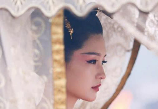 女星在古装剧中掀开帘子的一瞬间最后一个网友被惊呆了