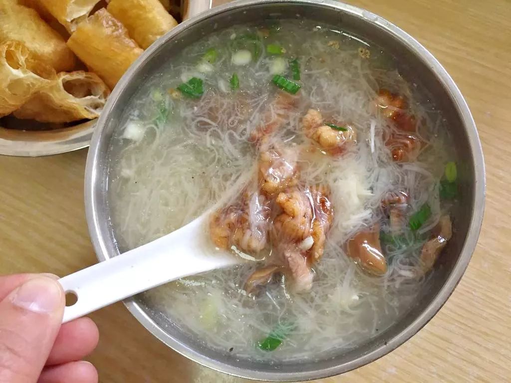 来泉州必吃的面线糊,西街的老记面线糊榜上有名,面线糊 醋肉 大肠