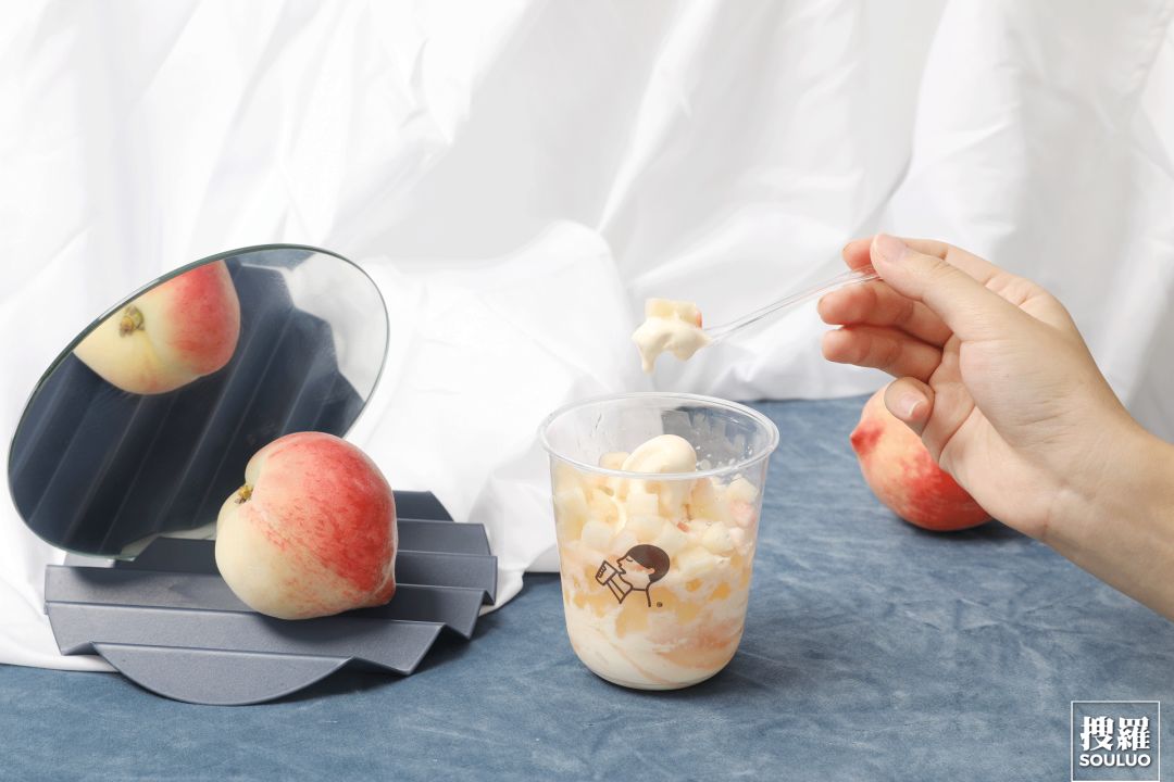 "桃子味冰淇淋 脆波波 鲜切桃肉",将甜美的水蜜桃汁融入喜茶冰淇淋,再