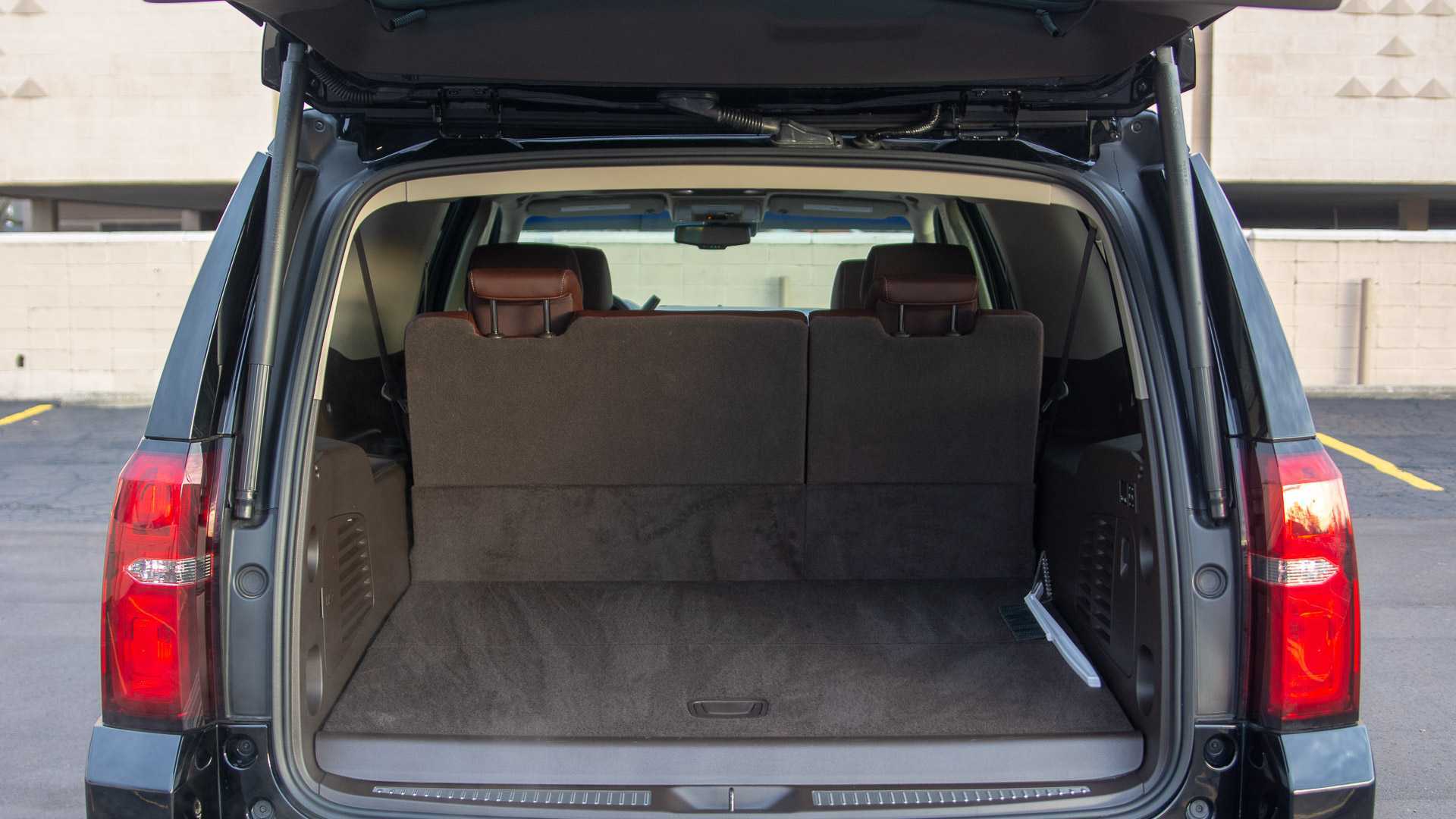 正是在5,700/2,045/1,890mm的三围尺寸下,萨博班的车舱乘坐空间与后备