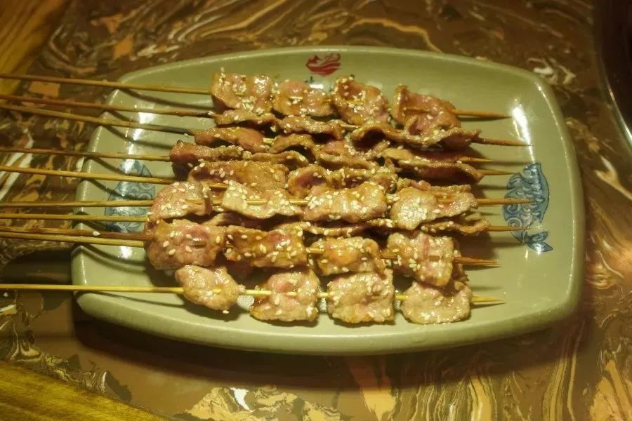 在南宁万象城对面吃烧烤,宵夜套餐8菜1水不到50蚊,你爱吃的都有!