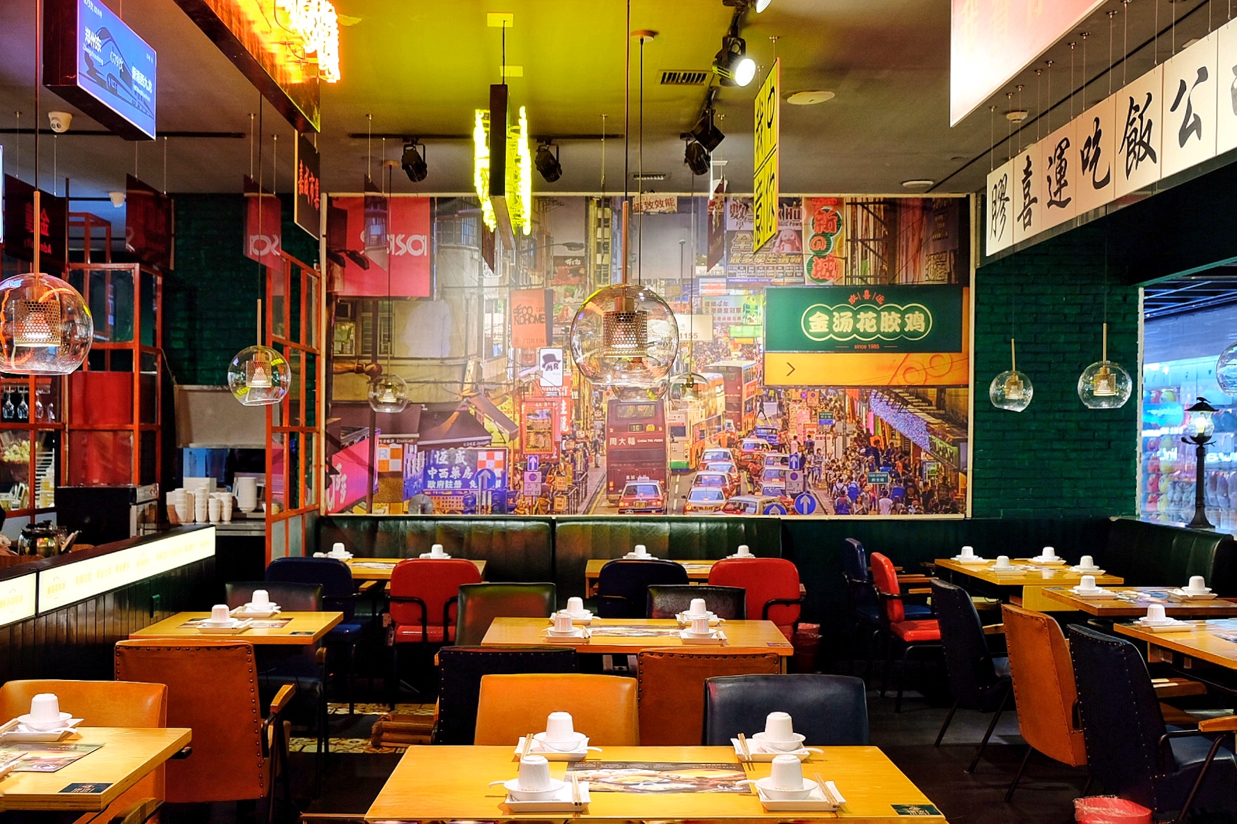 店面装修整体调性是红配绿,加上天花板上的五彩霓虹,很有复古港风的