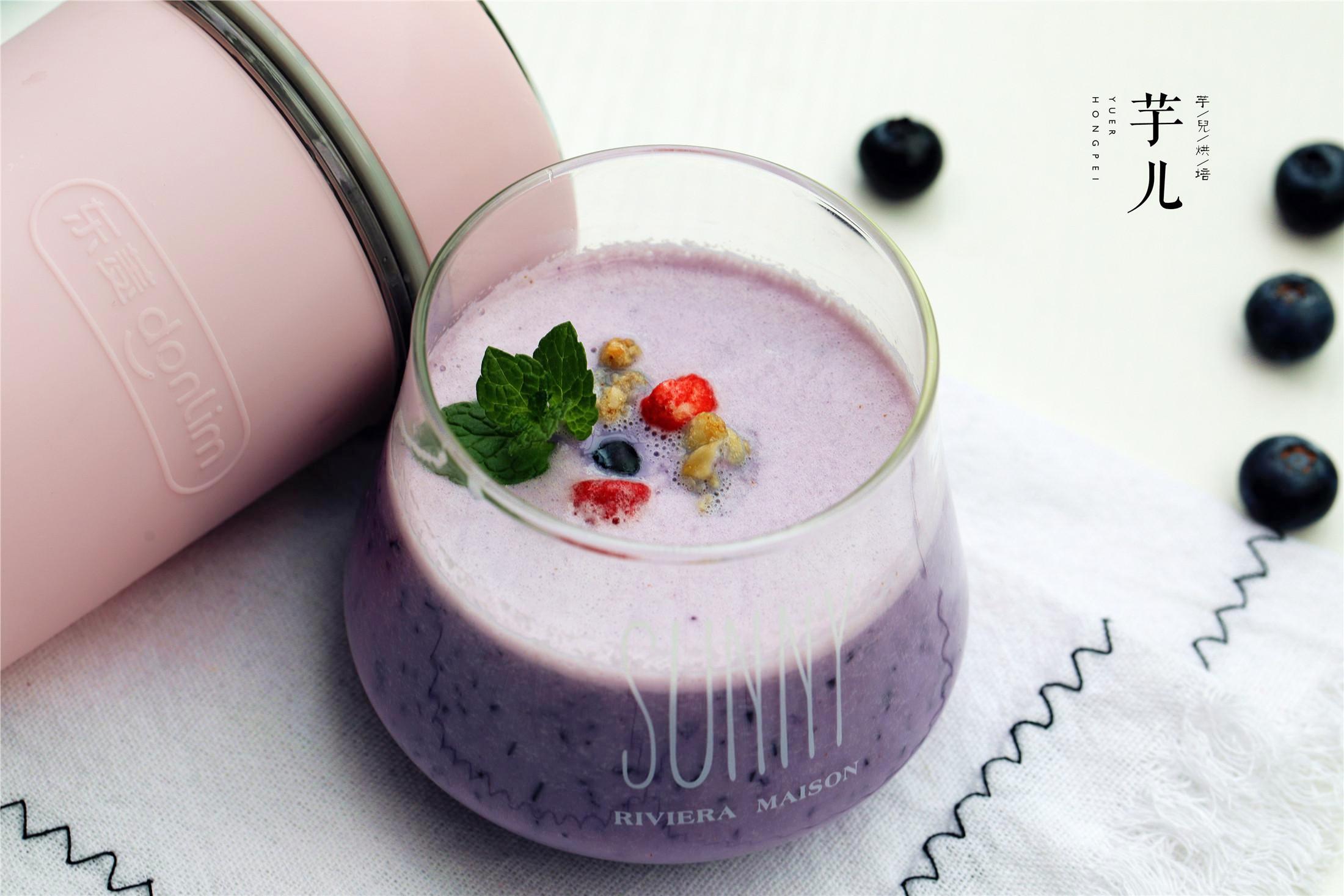 蓝莓奶昔就做好了.冷藏一下,口感更佳.