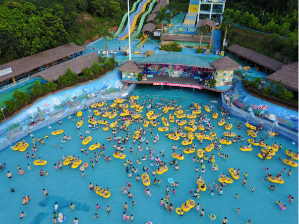 泳装美女挑战零下10雪地瑜伽开启观澜山水田园冰雪水上乐园大幕