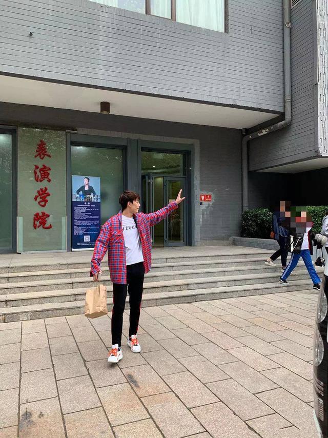 吴磊在北京电影学院被偶遇身穿校服是个乖乖男帅气阳光