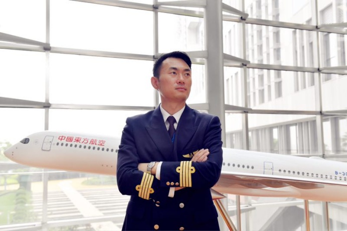 专访东航劳模飞行员家庭:军功章的另一半