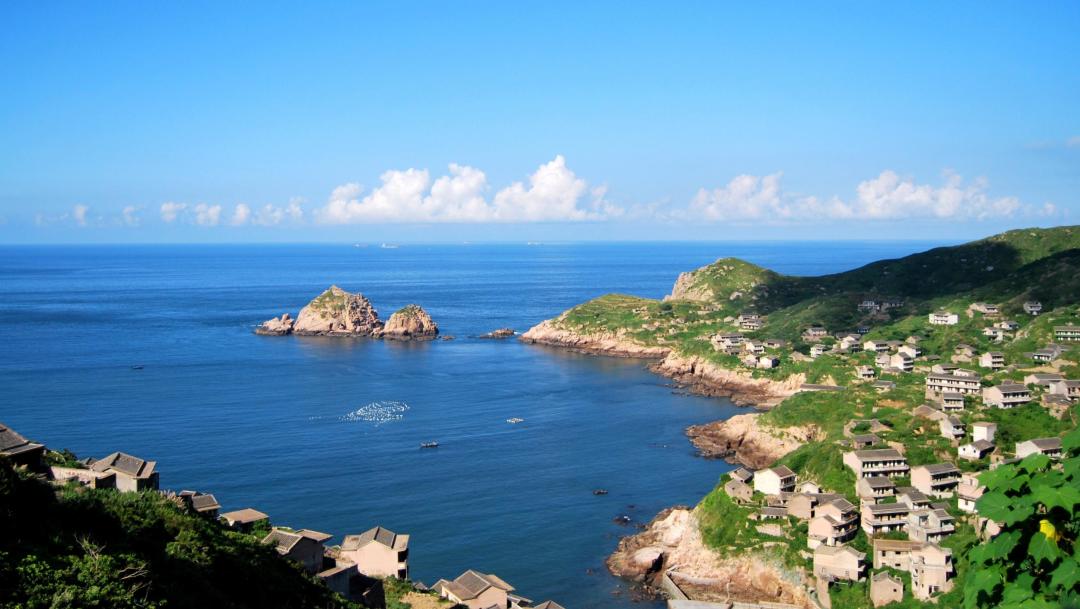 嵊泗列岛素有海上仙山的美誉,以碧海奇礁,金沙渔火的海岛风光著称.