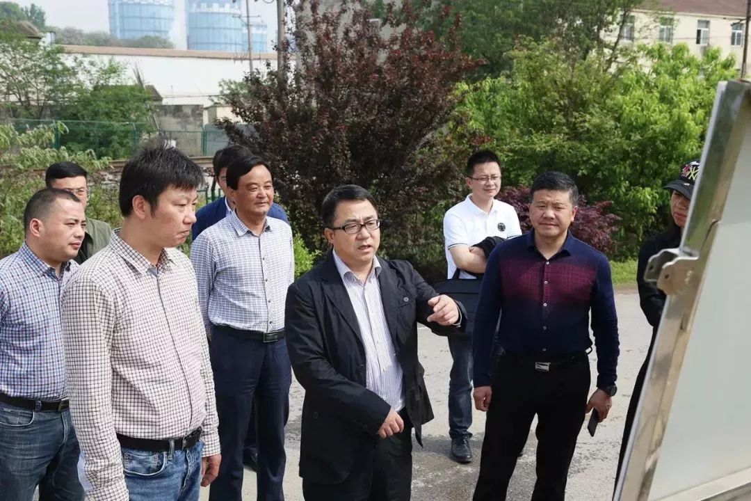 张连春区长一行现场检查了三山矶"三乱"整治后绿化造林点,肯定了复绿