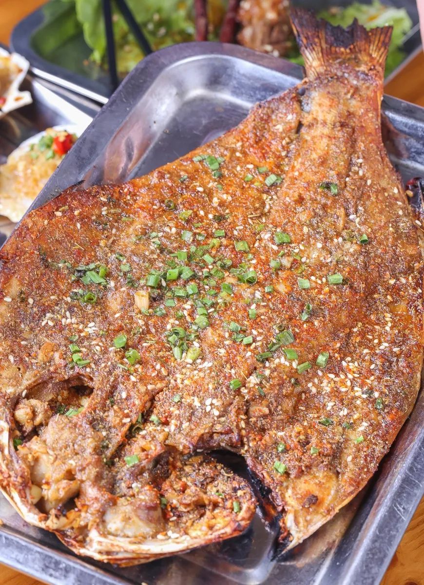 烤白鲢很嫩,酱料是灵魂,融合以后的由内而外的鲜,配酒正合适~啤酒焖