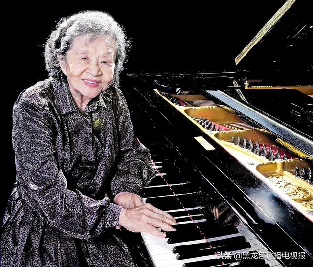 新加坡当地时间4月20日晚,著名华人钢琴家巫漪丽应邀出席新中两位声乐