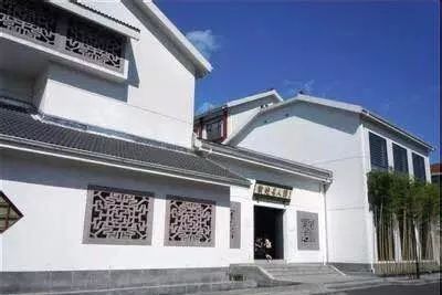四先贤故里碑,孙忠烈祠等古建筑;山的南麓,有龙泉寺,朱舜水纪念堂