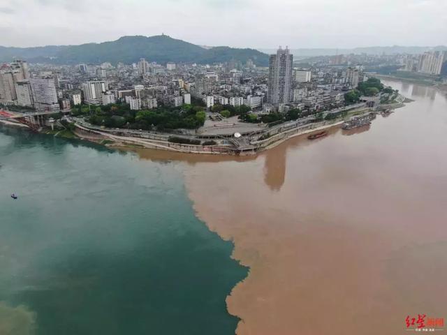 宜宾长江暴雨后现"金岷分明"奇观_金沙江