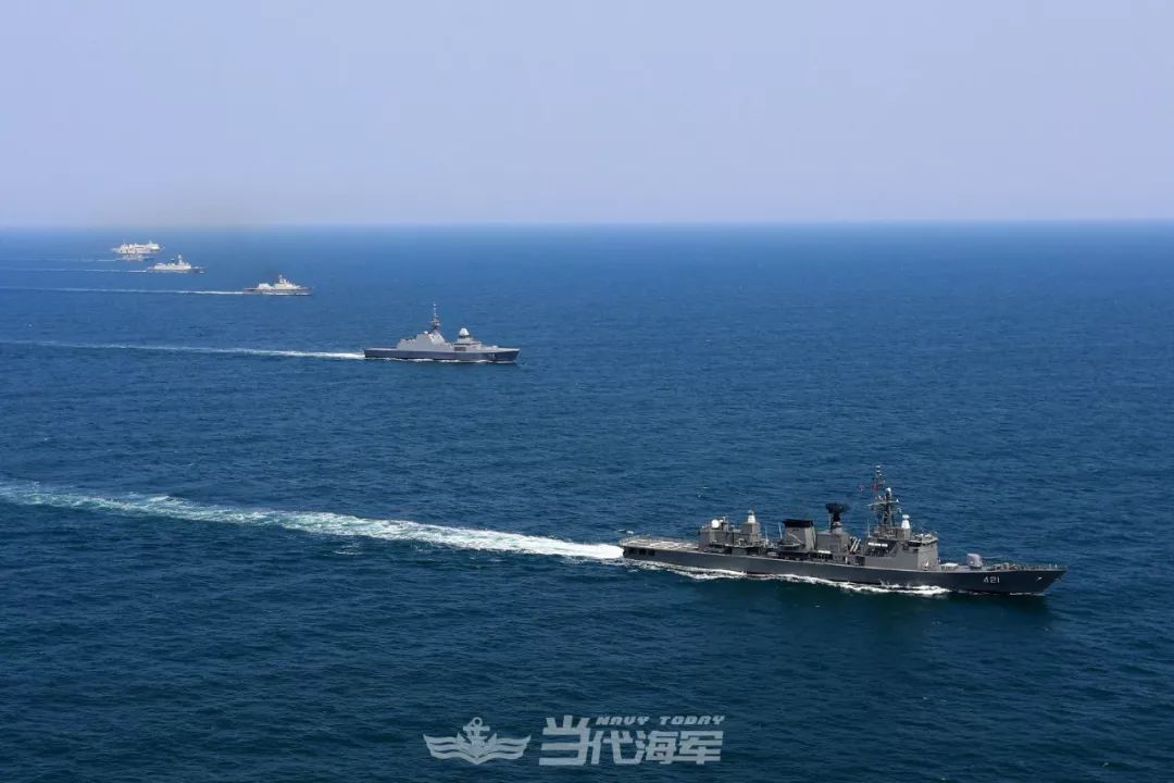 新华社记者 李紫恒 摄▲参加联演的直升机从中国海军日照舰上起飞.