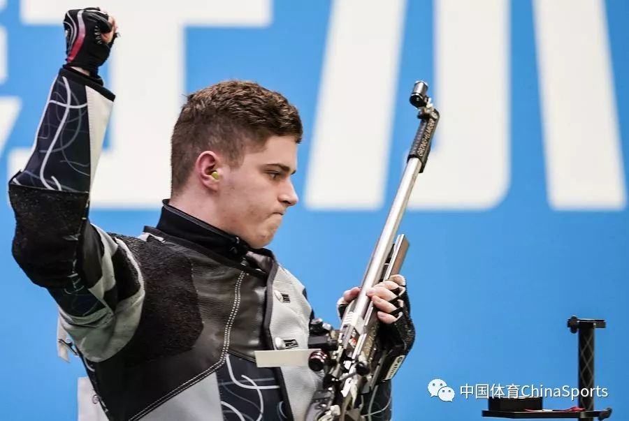男子50米步枪三姿决赛中,中国选手赵中豪(左)以总成绩445.
