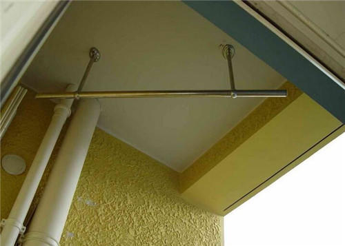 阳台晾衣杆不要挂中间了越来越多人喜欢这样装入住才知多实用