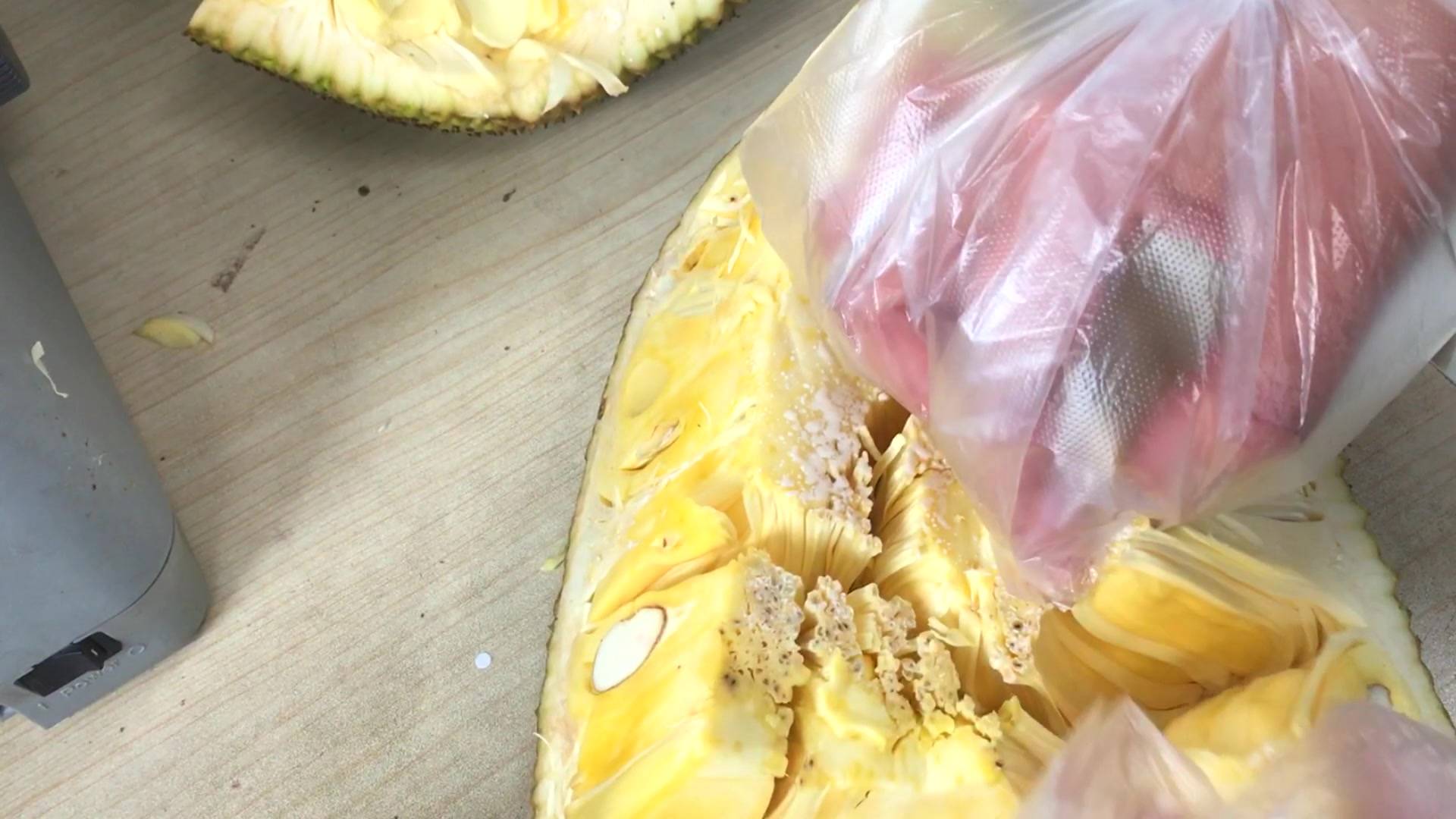 试吃水果中的巨无霸菠萝蜜,这么大水果,切开后香味四溢