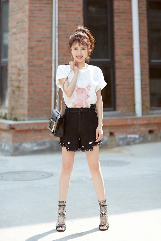 原创李念又扎高马尾t恤搭配短裤减龄又甜美真没有34岁的样子