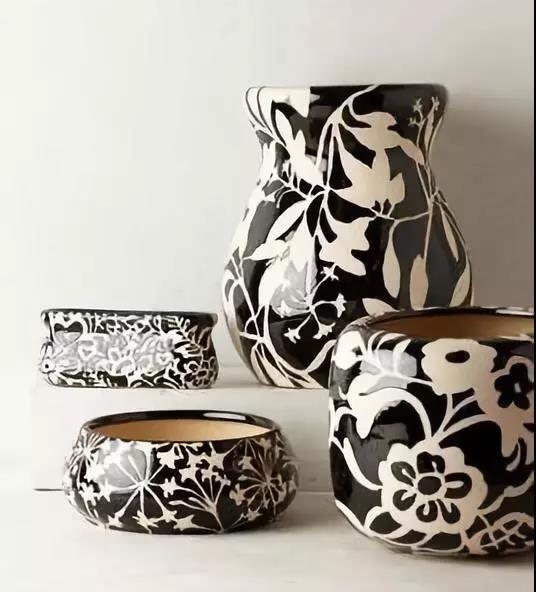 剪纸装饰,方法很简单,将剪纸贴在坯体上,上完釉揭下就ok了.